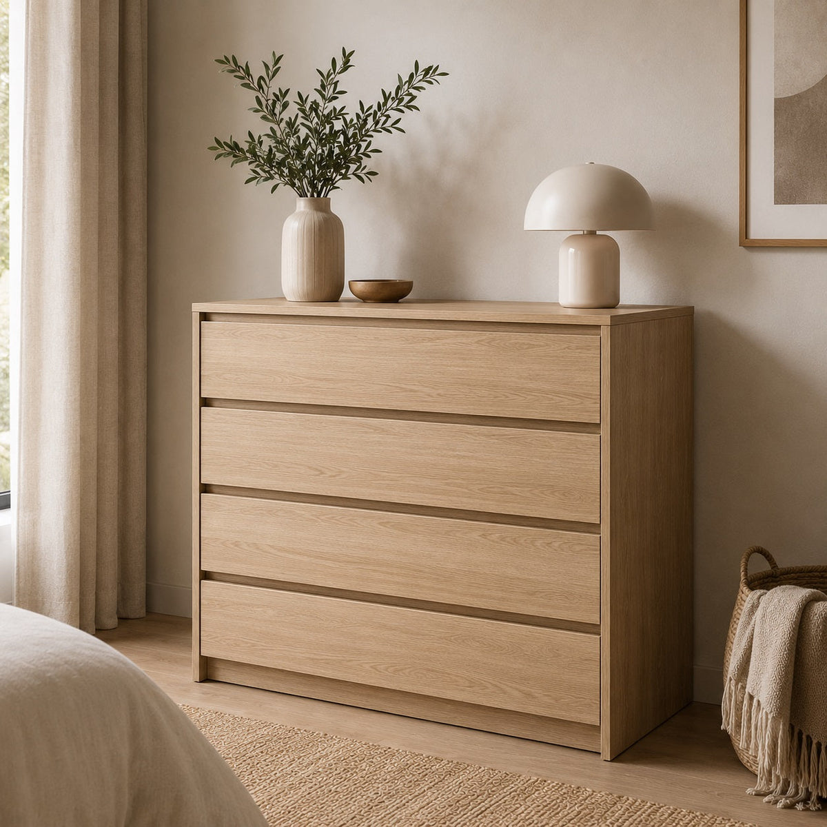 Commode 4 tiroirs en bois clair au style minimaliste, parfaite pour optimiser le rangement d'une chambre.