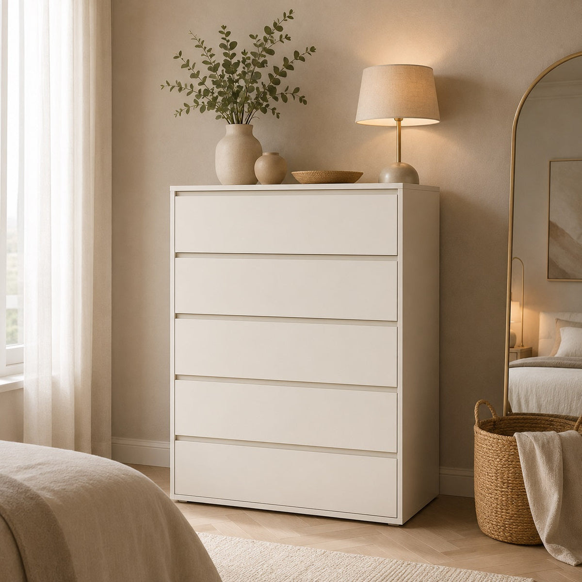 Commode 5 tiroirs blanche au design épuré, offrant un rangement pratique dans une chambre contemporaine.