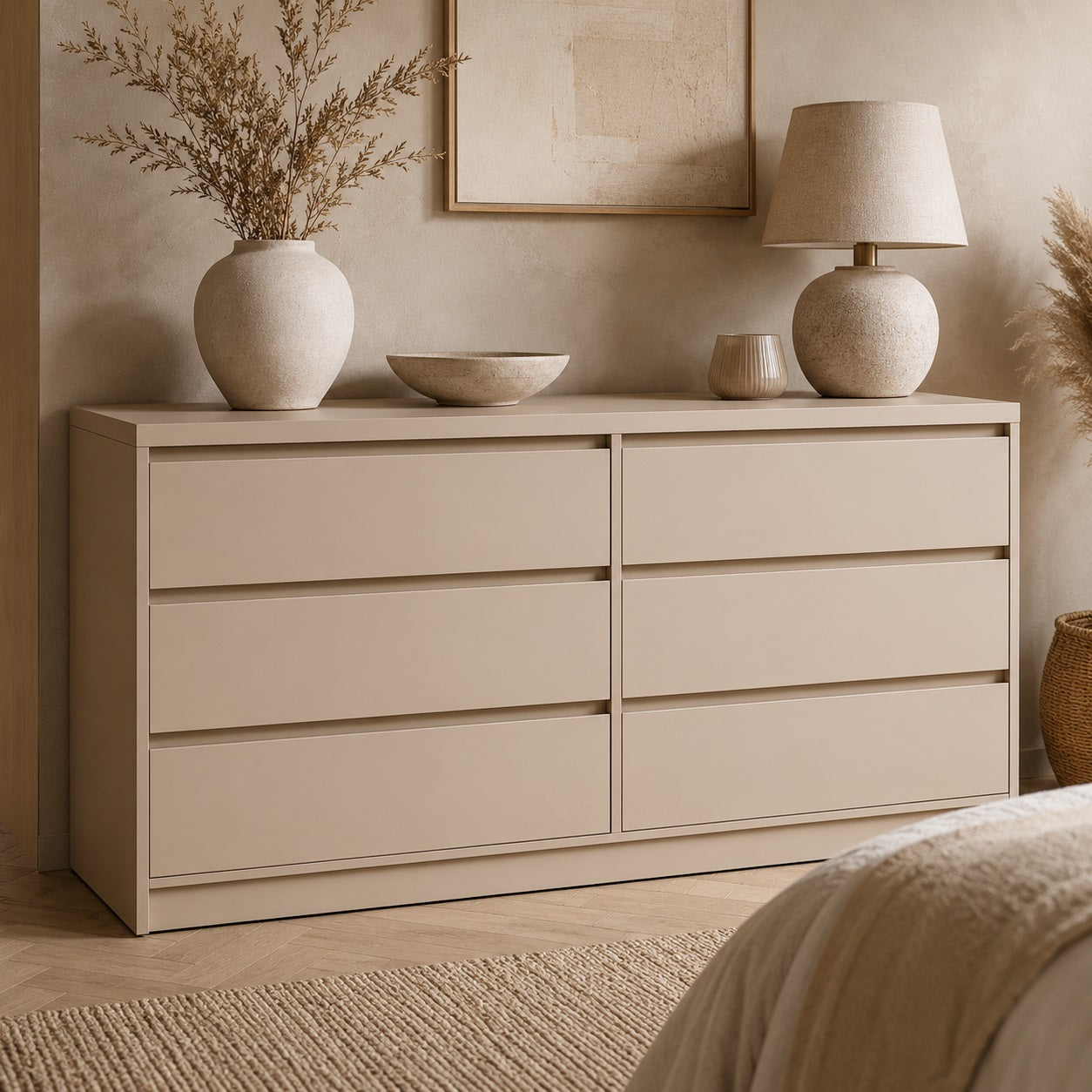 Commode beige 6 tiroirs au design épuré, idéale pour une chambre lumineuse et un rangement spacieux.
