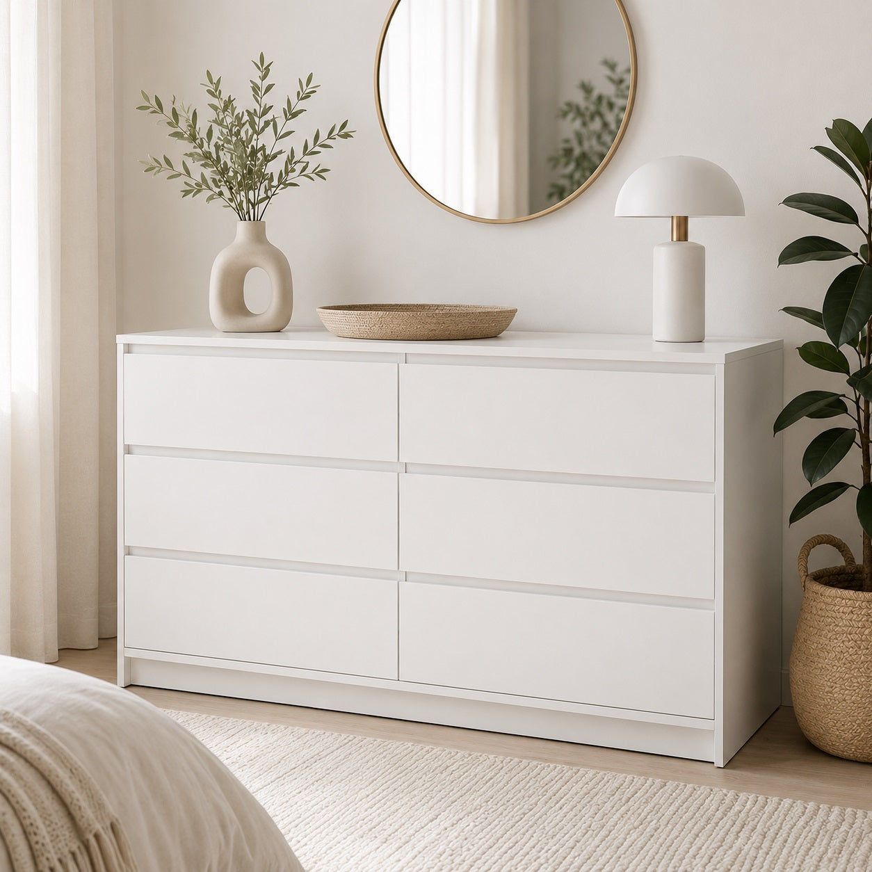 Commode blanche 6 tiroirs au style minimaliste, parfaite pour une chambre moderne et élégante.
