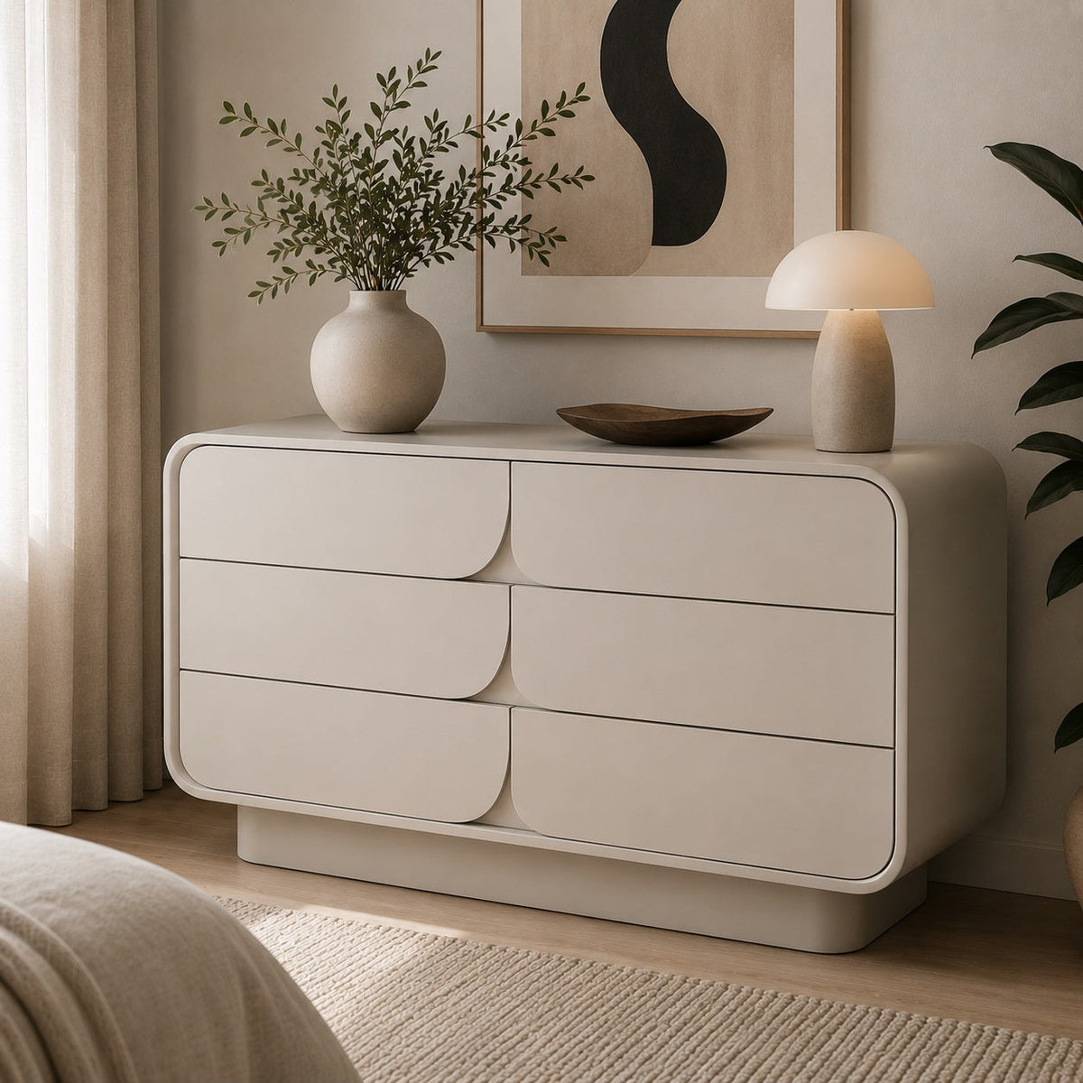 Commode design blanche à 6 tiroirs aux angles arrondis dans une chambre moderne et raffinée.
