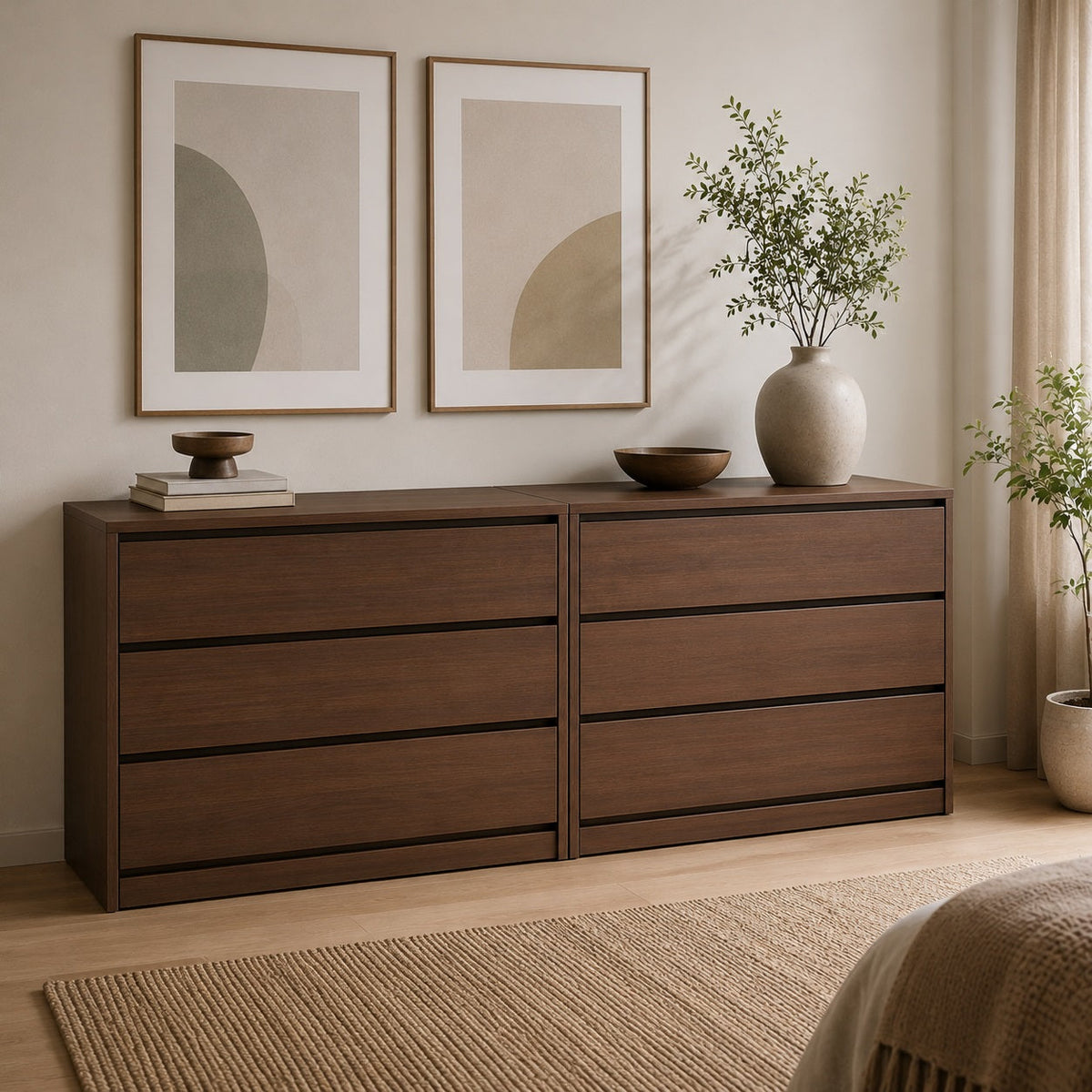 Commode double en bois marron foncé à 6 tiroirs au style moderne pour chambre chaleureuse et élégante.