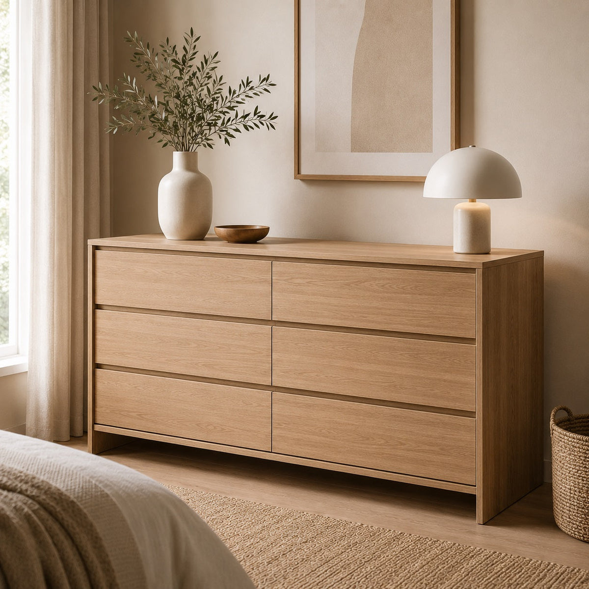 Commode en bois clair 6 tiroirs au design contemporain, idéale pour une chambre élégante et fonctionnelle.