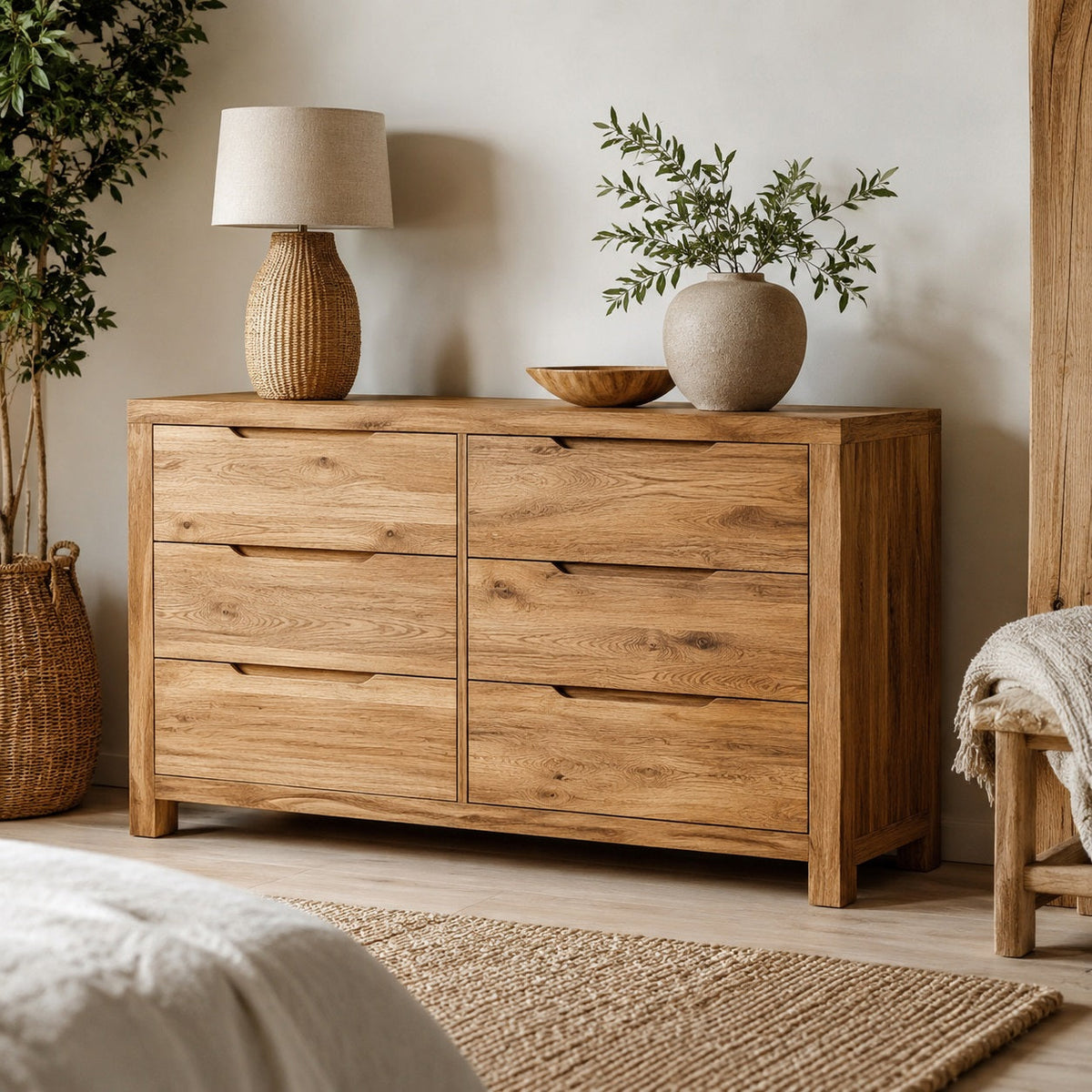 Commode en bois massif 6 tiroirs au style naturel, offrant un grand espace de rangement pour la chambre.
