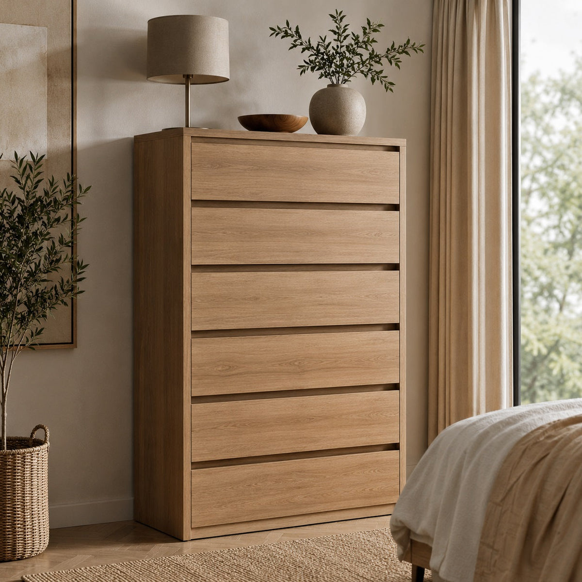 Chiffonnier en bois clair à 6 tiroirs, design épuré, parfait pour une chambre lumineuse et moderne.