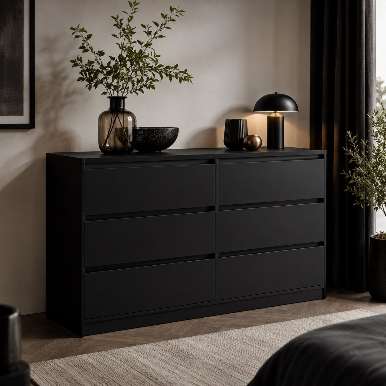 Commode noire 6 tiroirs au design contemporain, parfaite pour une chambre élégante avec grand rangement.
