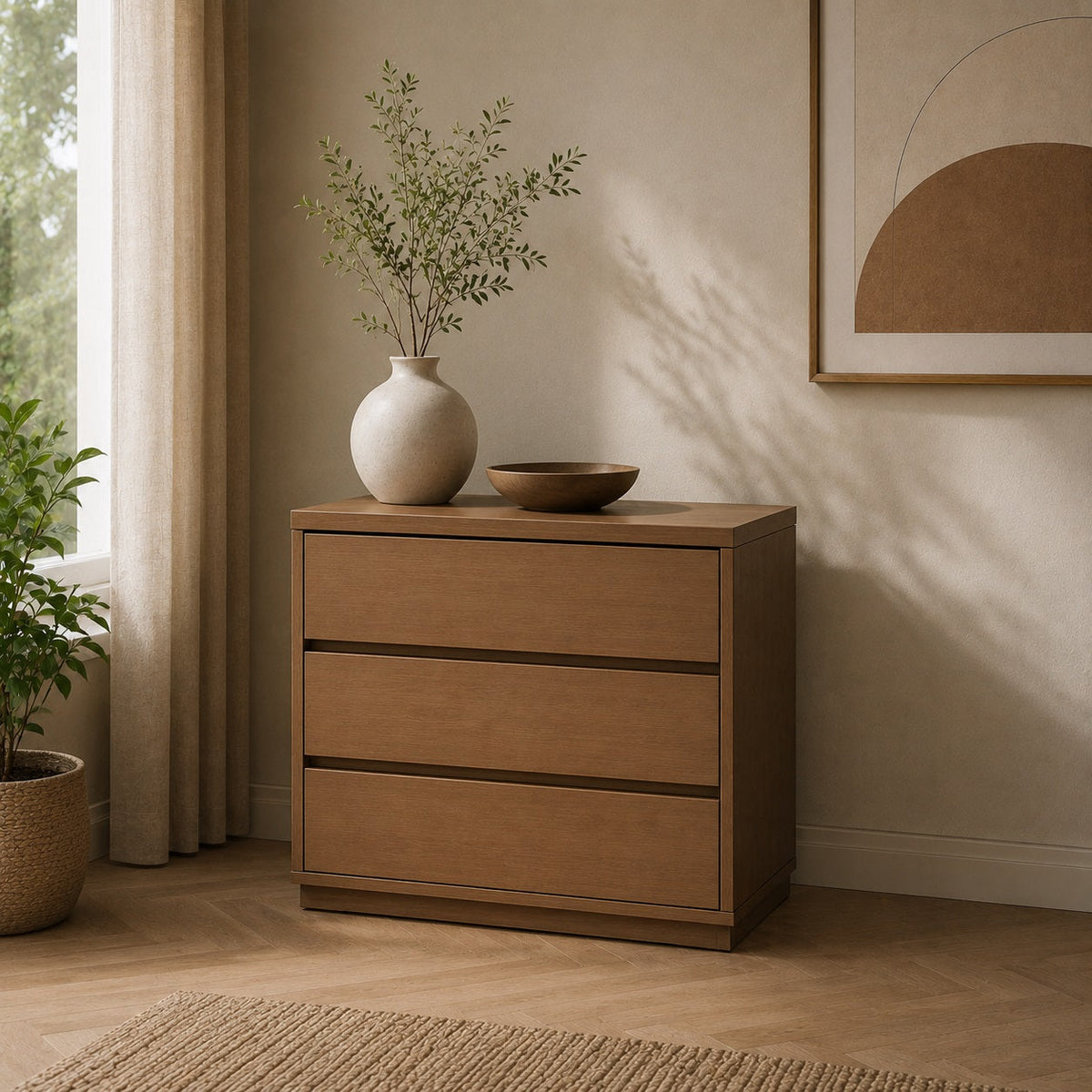 Petite commode en bois marron à 3 tiroirs au design minimaliste pour chambre élégante et chaleureuse.