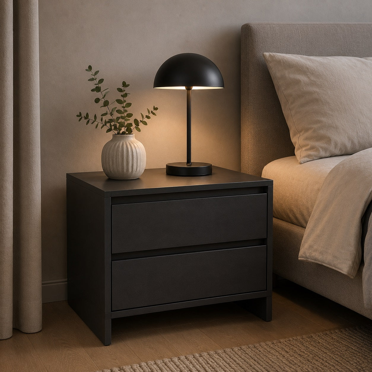 Table de chevet noire avec deux tiroirs dans une chambre contemporaine aux lignes épurées.