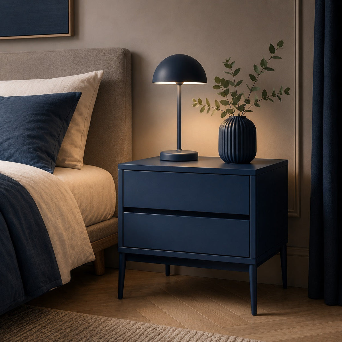 Table de chevet bleue avec deux tiroirs dans une chambre contemporaine au style élégant et moderne.