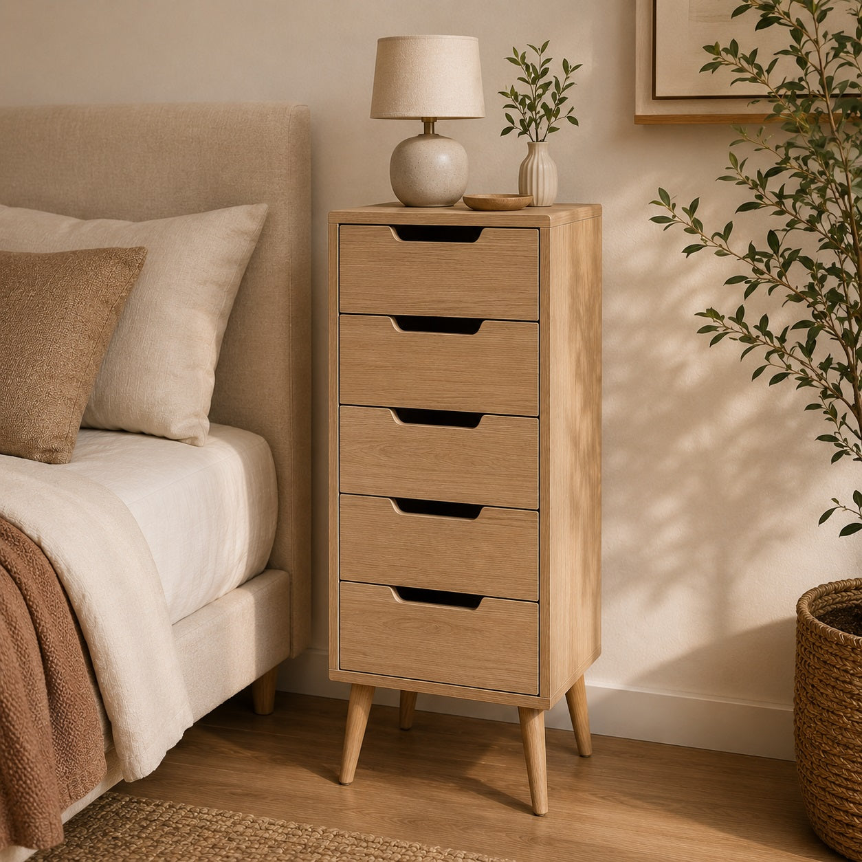 Table de chevet haute en bois clair avec cinq tiroirs dans une chambre au style scandinave.