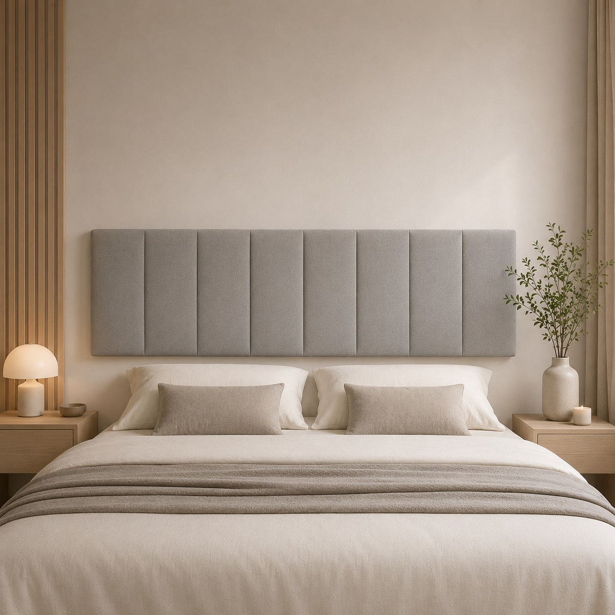 Tête de lit avec coussins rembourrés gris dans une chambre moderne au style épuré et chaleureux.
