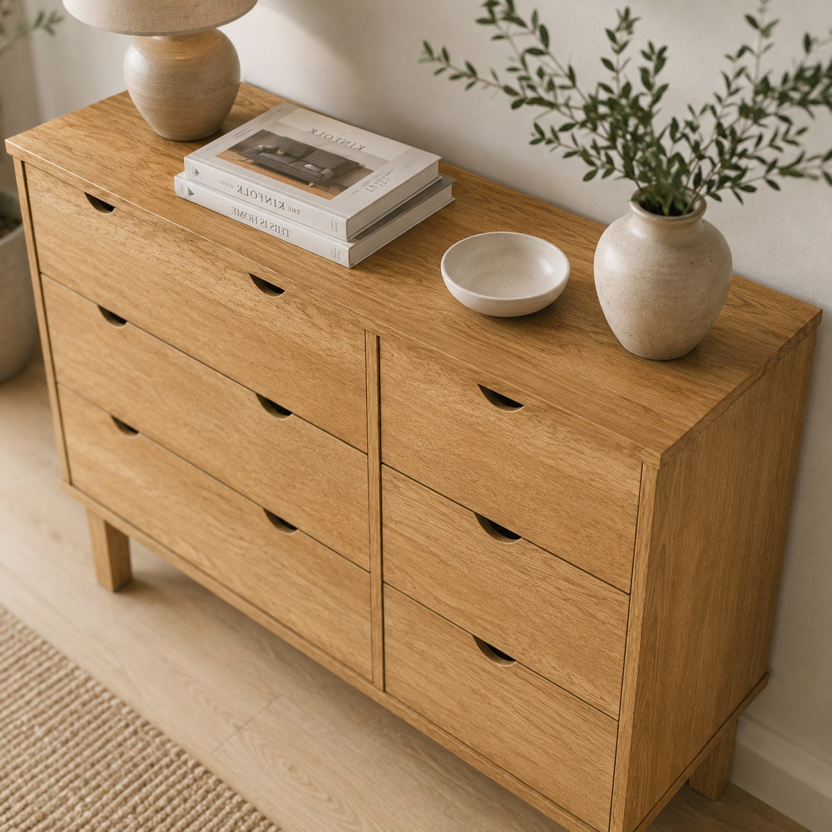 Détail de la commode en bois 6 tiroirs avec finition effet chêne et plateau spacieux.