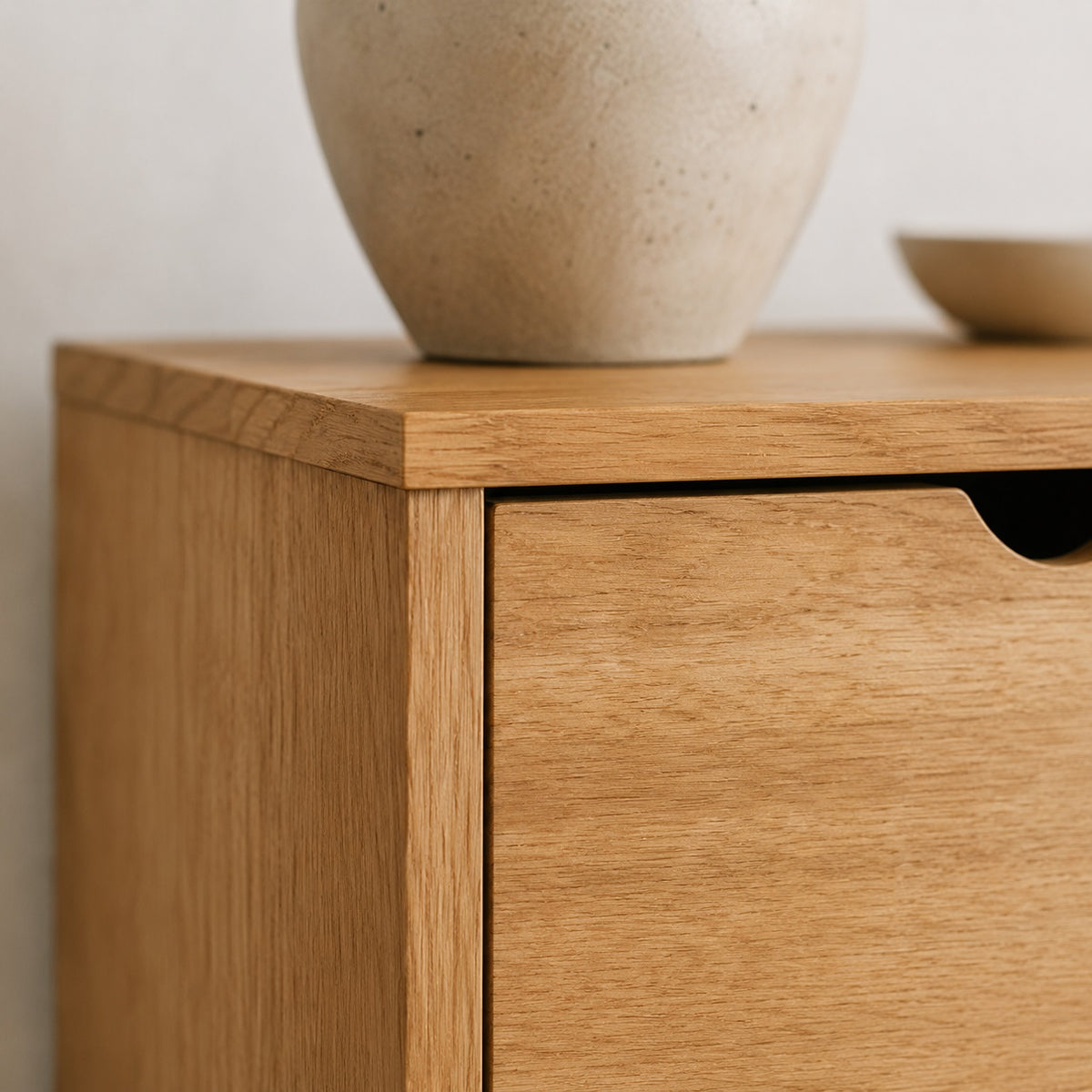 Gros plan sur la commode en bois 6 tiroirs, finition soignée et angles au design contemporain.