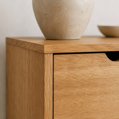Gros plan sur la commode en bois 6 tiroirs, finition soignée et angles au design contemporain.