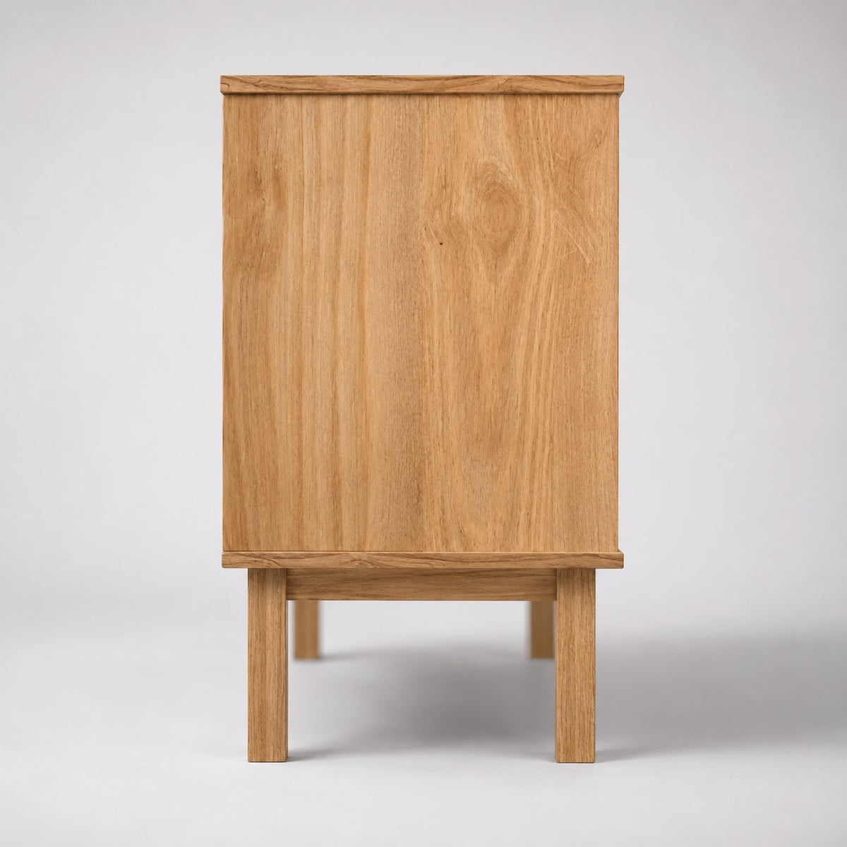 Vue latérale de la commode en bois 6 tiroirs avec structure robuste et pieds en bois.