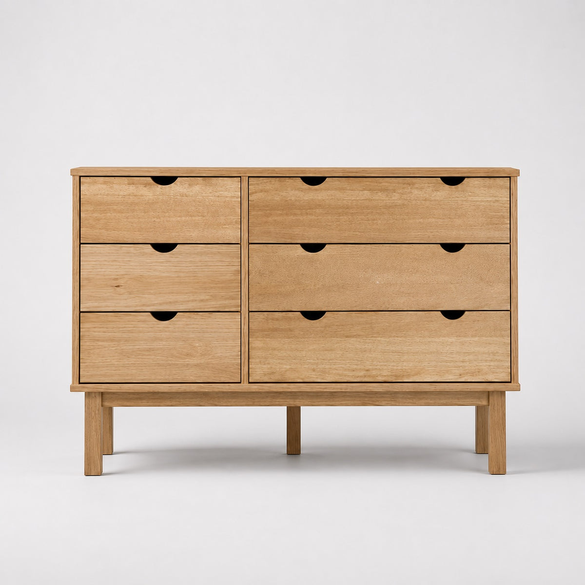Commode en bois 6 tiroirs, design minimaliste avec six tiroirs spacieux et finition naturelle.