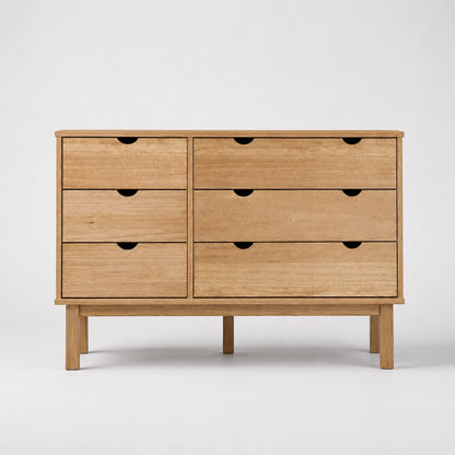 Commode en bois 6 tiroirs, design minimaliste avec six tiroirs spacieux et finition naturelle.