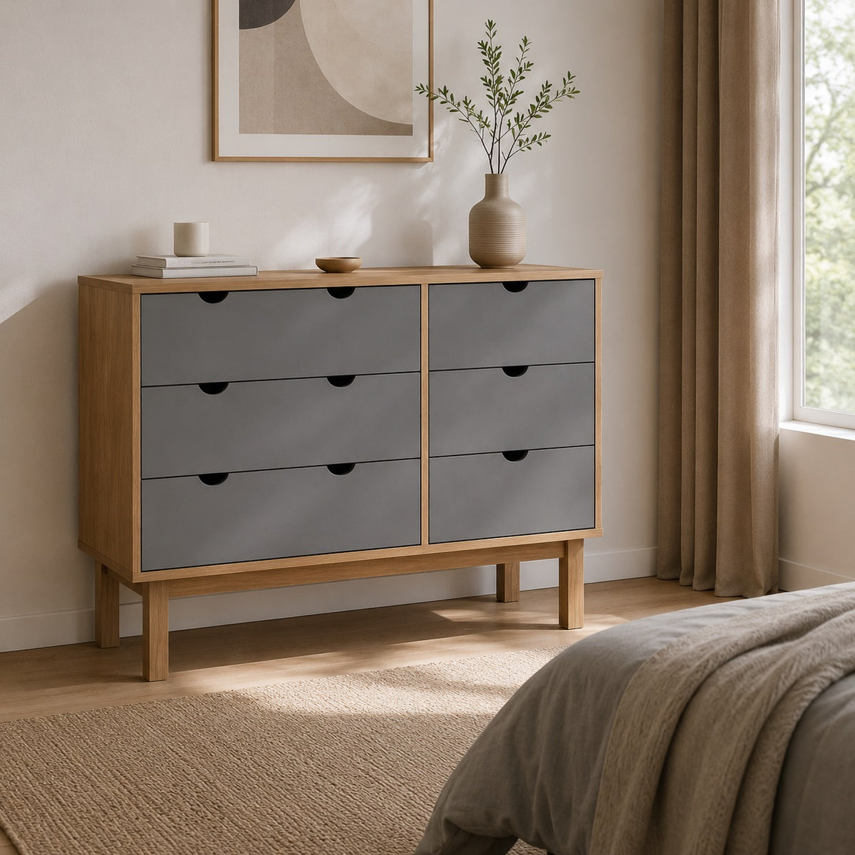 Commode en bois 6 tiroirs gris dans une chambre contemporaine au style épuré.