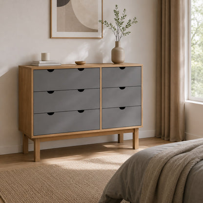 Commode en bois 6 tiroirs gris dans une chambre contemporaine au style épuré.