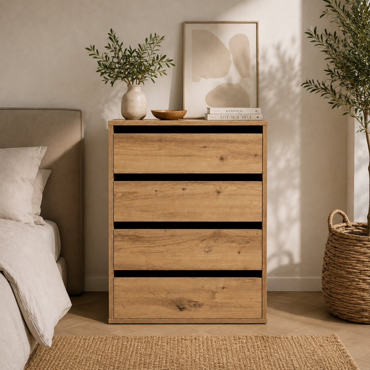 Commode en bois 4 tiroirs en finition chêne artisanal dans une chambre élégante et lumineuse.