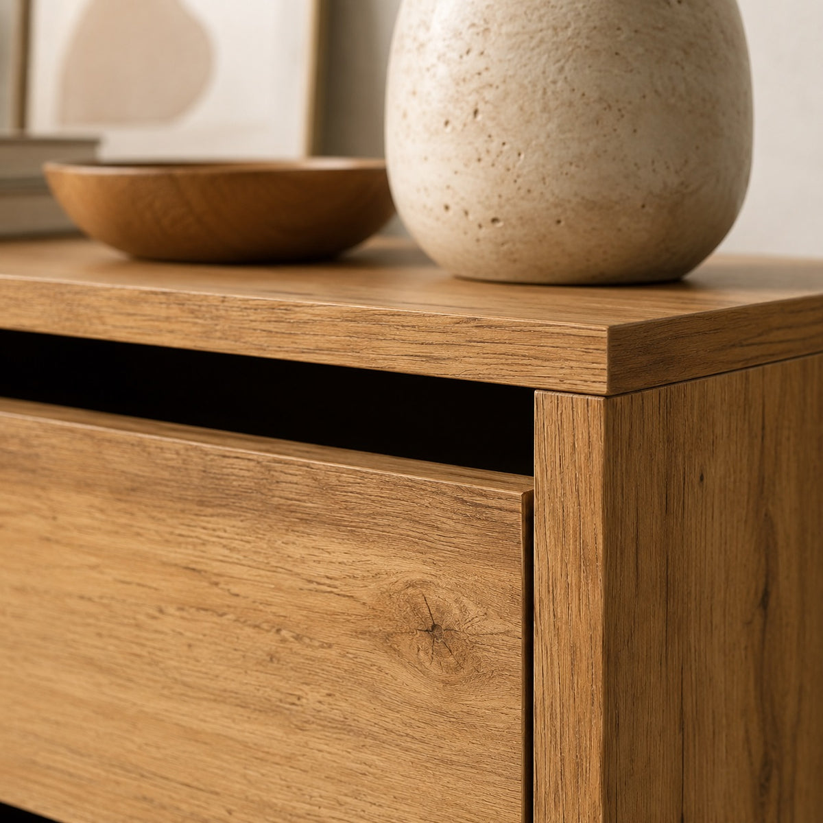 Détail de la finition d'une commode en bois 4 tiroirs avec effet chêne artisanal réaliste.