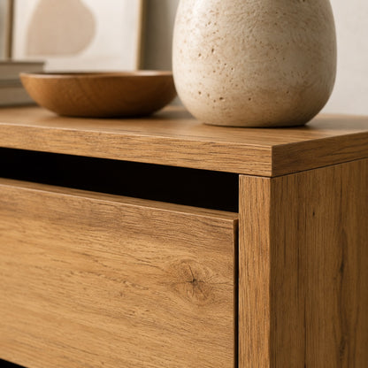 Détail de la finition d'une commode en bois 4 tiroirs avec effet chêne artisanal réaliste.