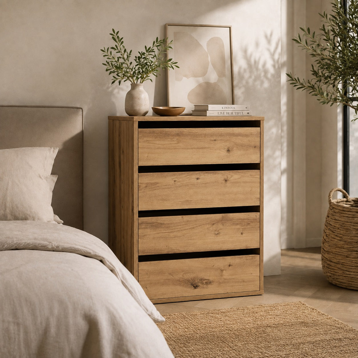 Commode en bois 4 tiroirs dans une chambre moderne, finition chêne artisanal et style naturel.