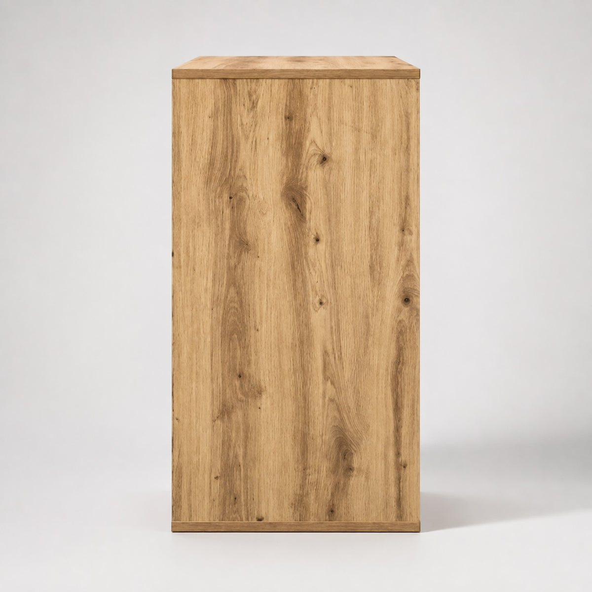Vue latérale d'une commode en bois 4 tiroirs finition chêne artisanal au style épuré.