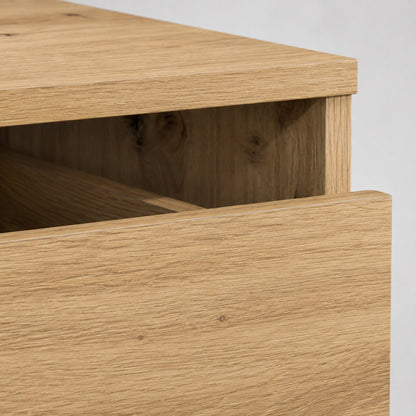 Zoom sur un tiroir de commode en bois 4 tiroirs avec finition chêne artisanal de qualité.
