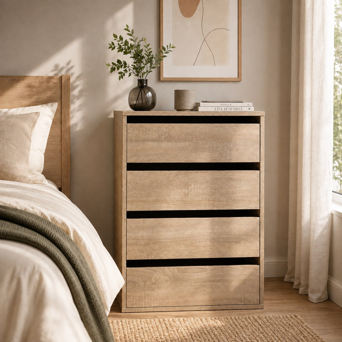 Commode en bois 4 tiroirs finition chêne Sonoma dans une chambre lumineuse et moderne.