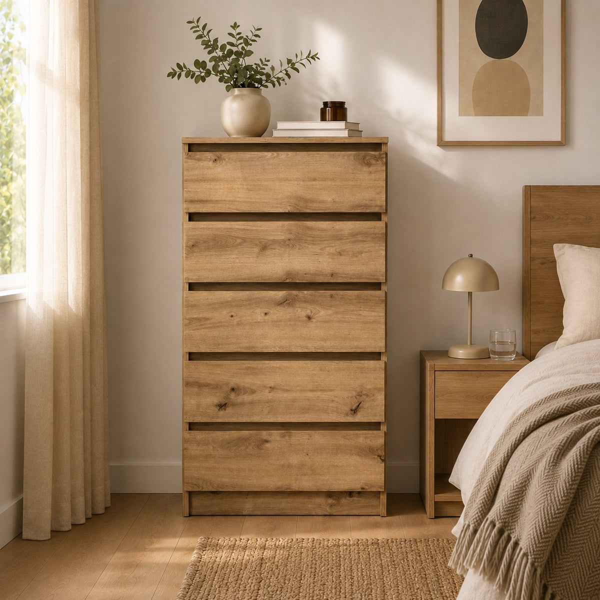 Commode en bois 5 tiroirs finition chêne artisanal dans une chambre lumineuse au style contemporain.