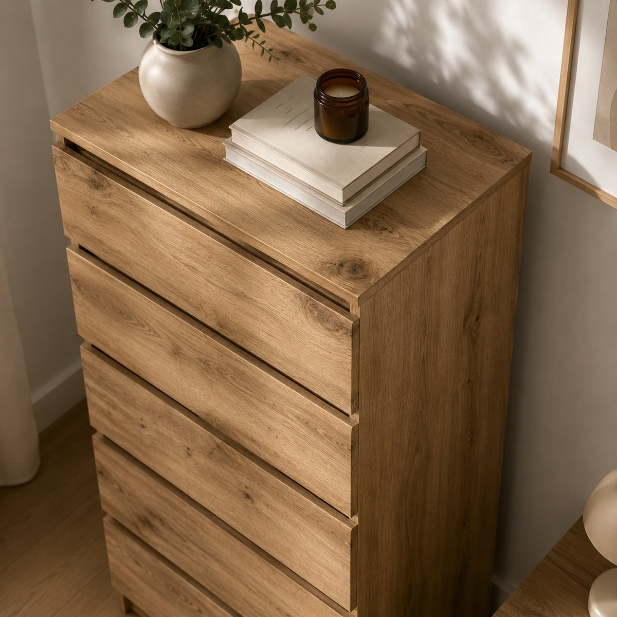 Vue de dessus de la commode en bois 5 tiroirs avec plateau spacieux et finition effet chêne.