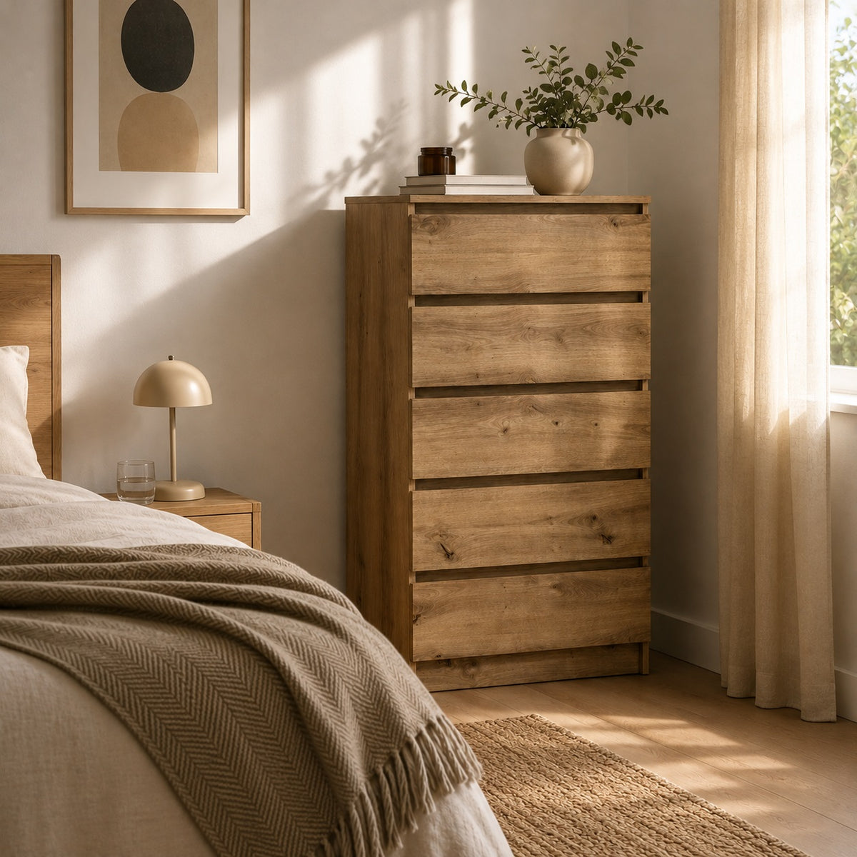 Commode en bois 5 tiroirs dans une chambre moderne, idéale pour un rangement élégant et pratique.