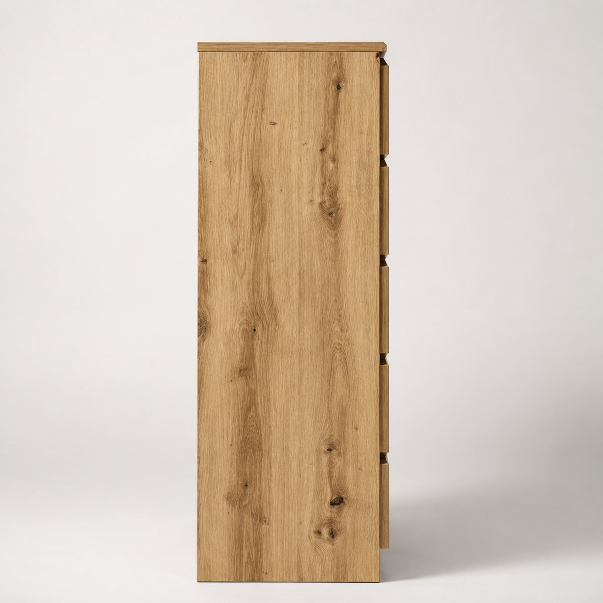 Profil de la commode en bois 5 tiroirs finition chêne artisanal au design contemporain.