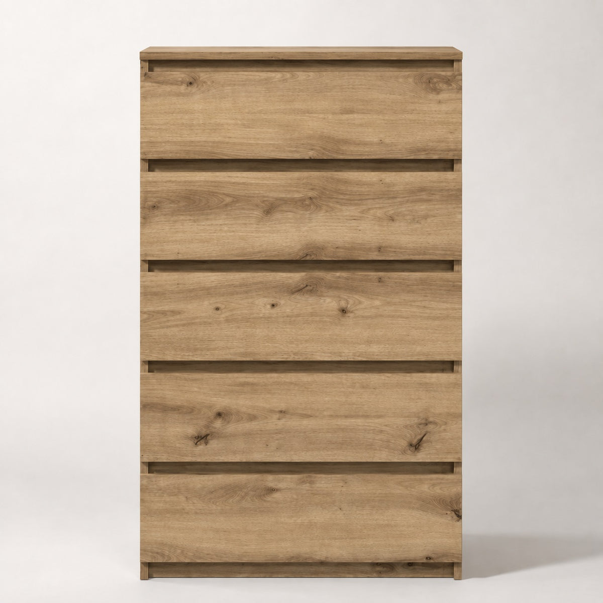 Commode en bois 5 tiroirs finition chêne artisanal avec façade moderne et design épuré.
