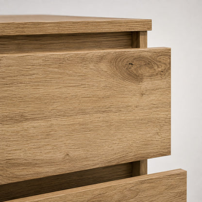 Zoom sur la poignée intégrée de la commode en bois 5 tiroirs finition chêne artisanal