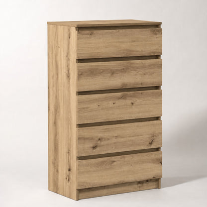 Commode en bois 5 tiroirs finition chêne artisanal au design moderne avec poignées intégrées.