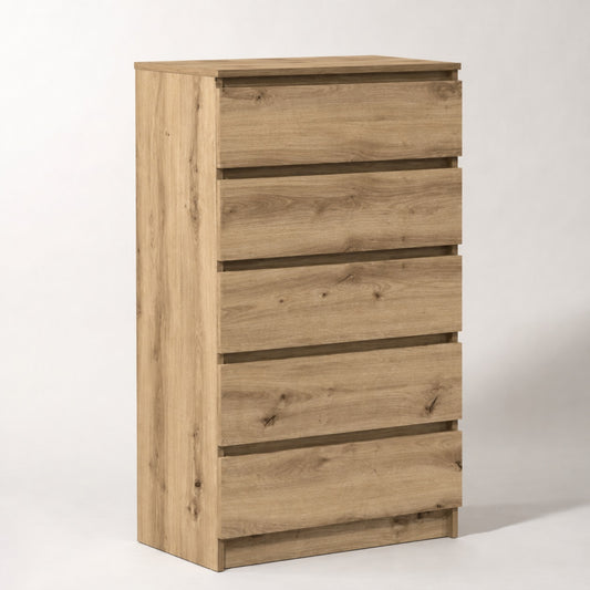 Commode en bois 5 tiroirs finition chêne artisanal au design moderne avec poignées intégrées.