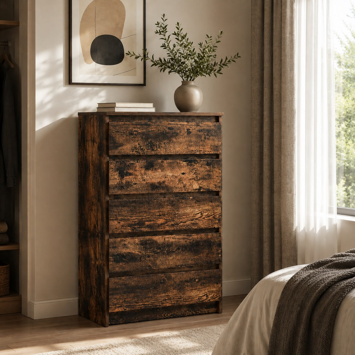 Commode en bois 5 tiroirs finition chêne fumé dans une chambre élégante et lumineuse.