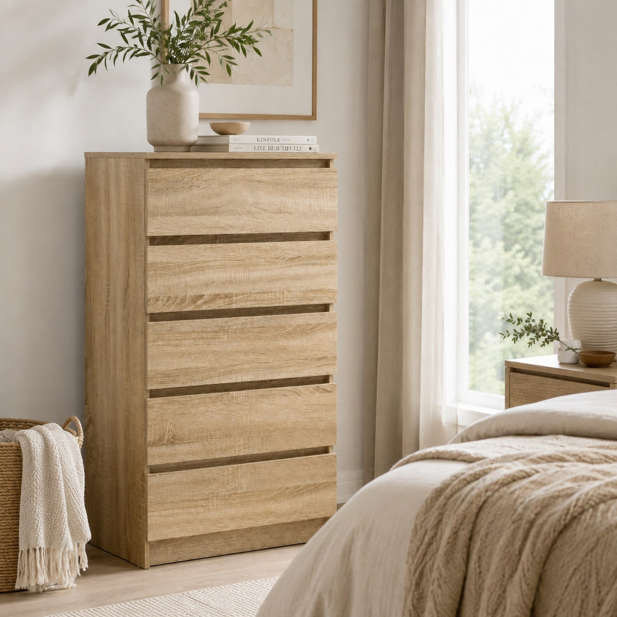 Commode en bois 5 tiroirs finition chêne sonoma dans une chambre chaleureuse et moderne.