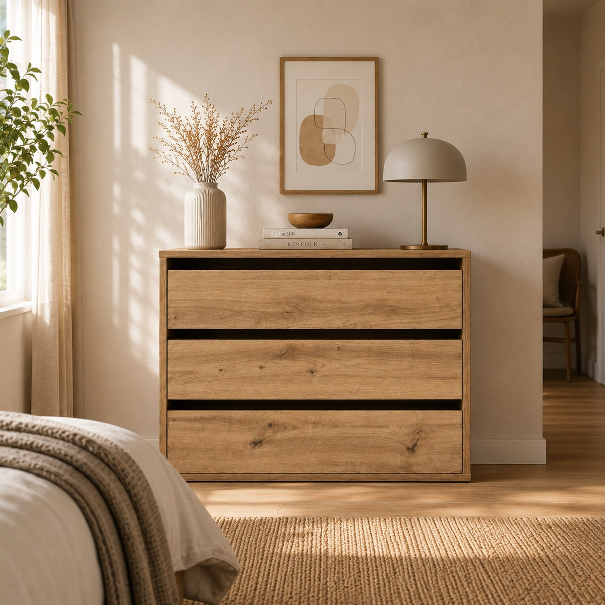 Commode en bois Briska avec 3 tiroirs spacieux, idéale pour une chambre moderne et un rangement optimisé.