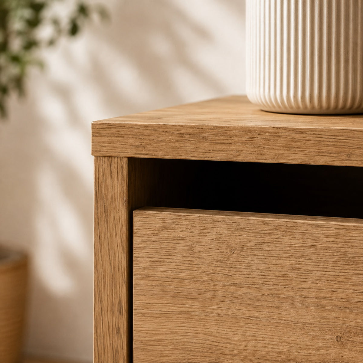 Détail de la finition de la commode en bois Briska, commode 3 tiroirs au design épuré et chaleureux.