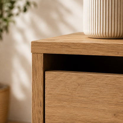 Détail de la finition de la commode en bois Briska, commode 3 tiroirs au design épuré et chaleureux.