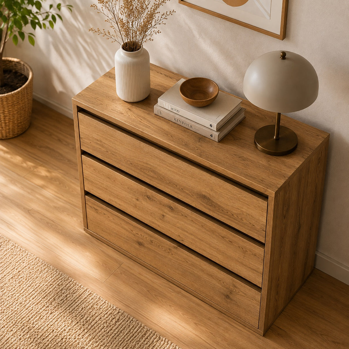 Commode en bois Briska vue de dessus, commode 3 tiroirs avec finition chêne naturel et lignes modernes