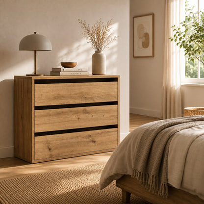 Commode en bois Briska, commode 3 tiroirs dans une chambre moderne au style chaleureux et naturel.