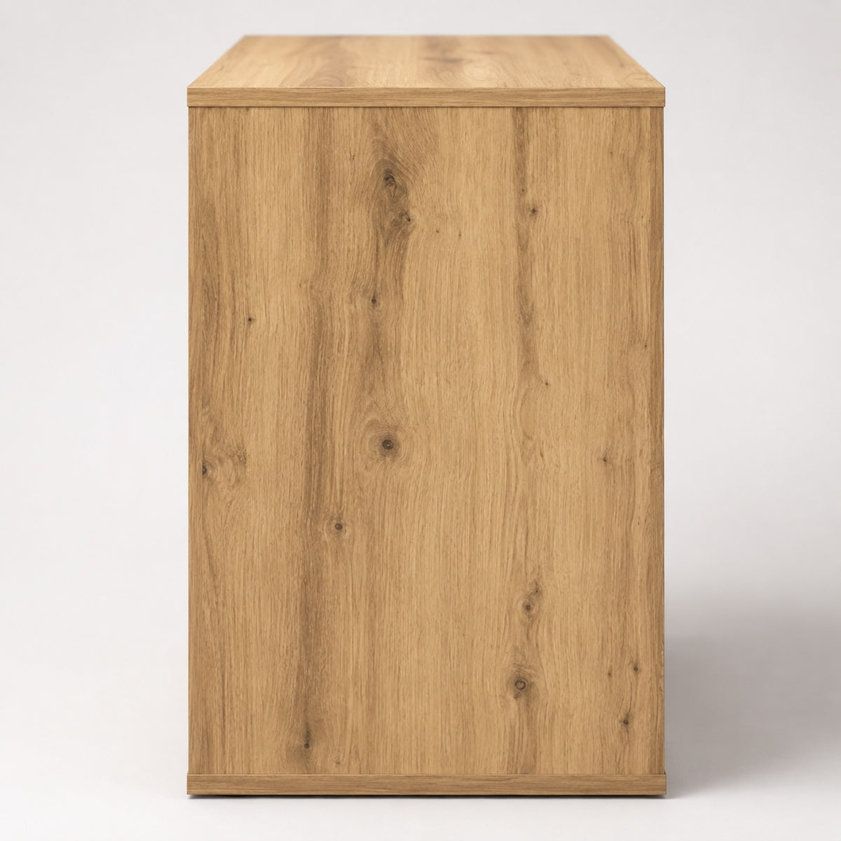 Vue latérale de la commode en bois Briska, commode 3 tiroirs au style contemporain et naturel.