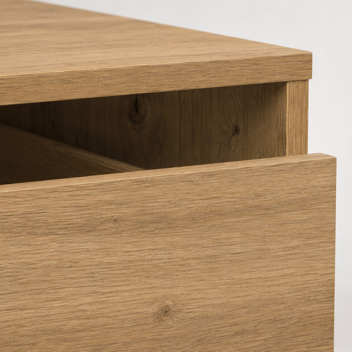 Gros plan sur un tiroir de la commode en bois Briska, commode 3 tiroirs avec ouverture pratique.