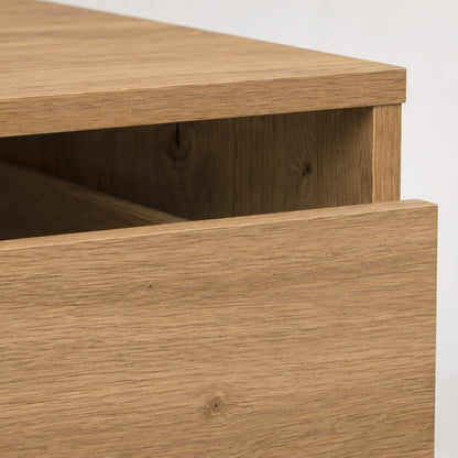 Gros plan sur un tiroir de la commode en bois Briska, commode 3 tiroirs avec ouverture pratique.