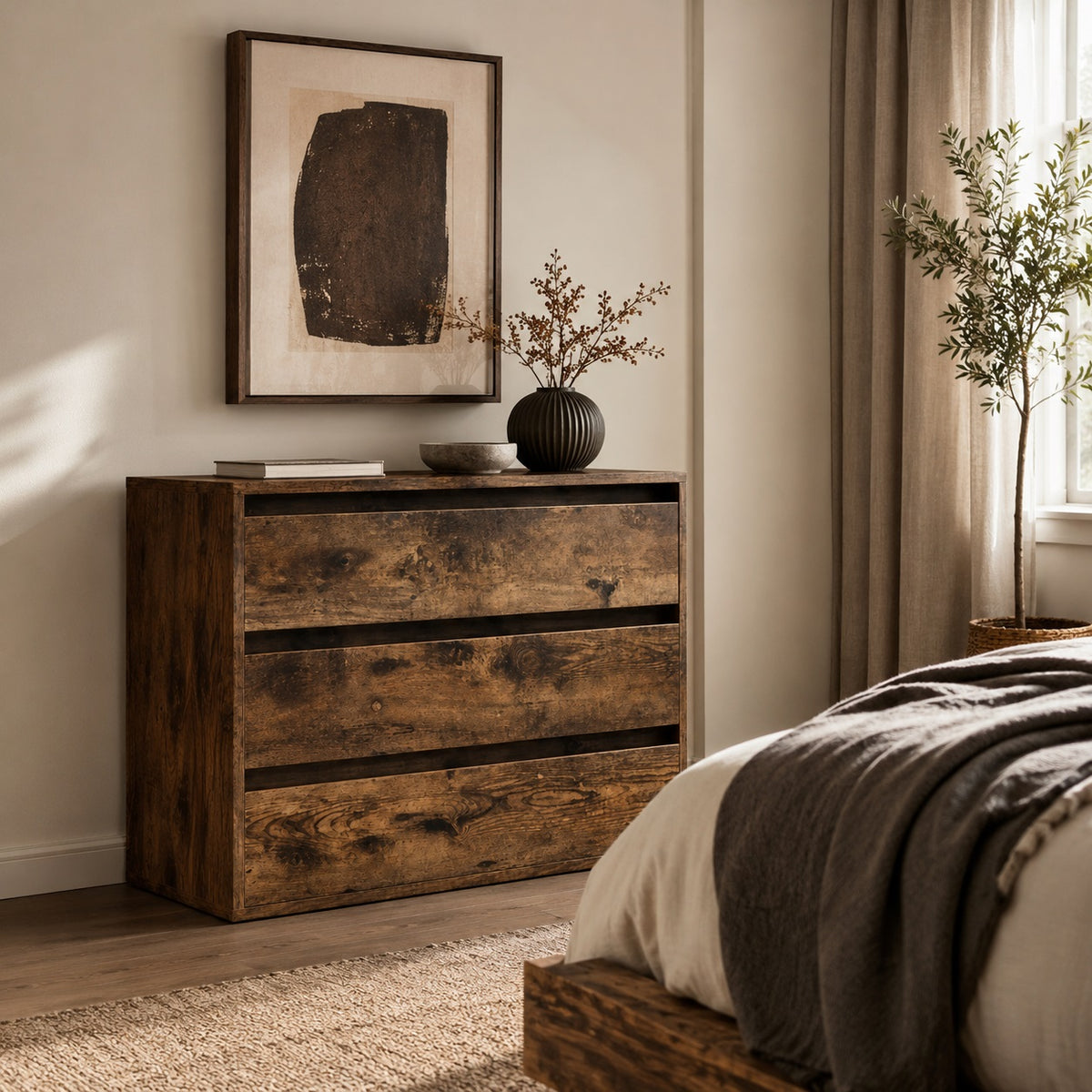 Commode en bois Briska, commode 3 tiroirs finition chêne fumé dans une chambre élégante et chaleureuse.