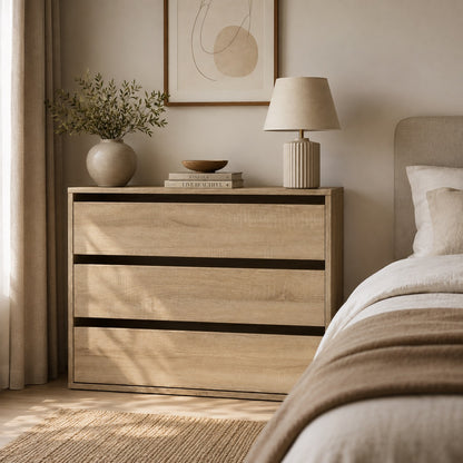 Commode en bois Briska, commode 3 tiroirs finition chêne Sonoma dans une chambre contemporaine.